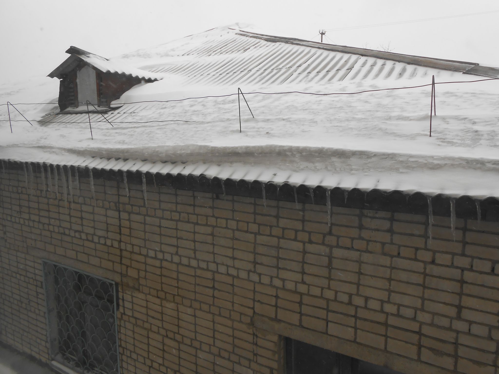Дома засыпало снегом по крышу